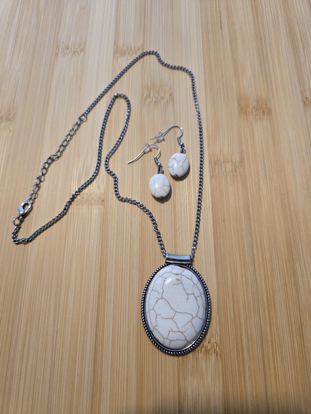 🐎 Stone Stampede White Crackle Faux Turquoise Oval Pendant Necklace Set